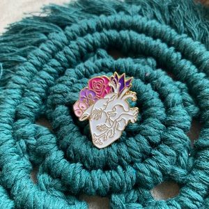 Heart ❤️ pin (white)